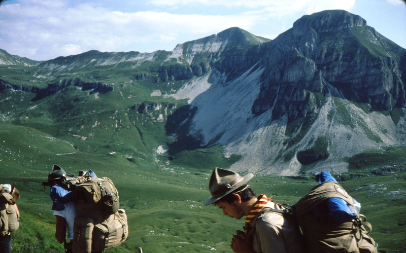 1979c Clan Nuova Strada - sPioX - campo mobile vette feltrine 5 - in marcia nella Busa delle Vette.jpg