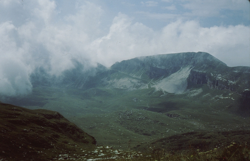 1979c Clan Nuova Strada - sPioX - campo mobile vette feltrine 9 - panorama verso il mPietena e le rocche brune.jpg