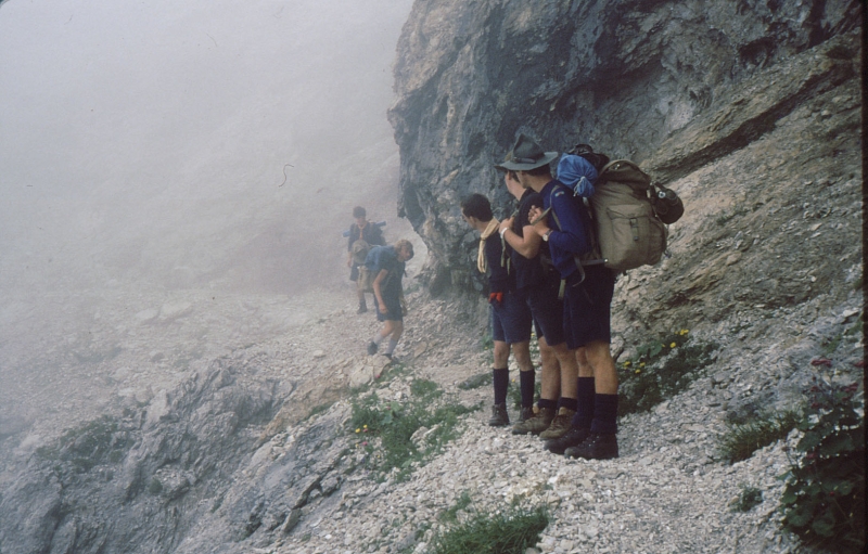 1979e Clan Nuova Strada - sPioX - campo mobile vette feltrine 11 - in marcia sottoo la Cima del Diavolo.jpg