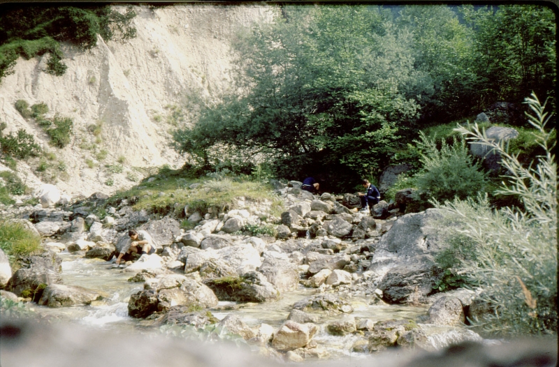 1979h Clan Nuova Strada - sPioX - campo mobile vette feltrine 15 - torrente Stien.jpg