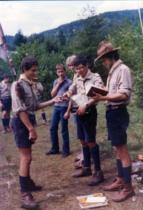 1979a rip spioX - campo delle fresche sorgenti - Borsoi d'Alpago 15 - consegna totem alla sq Manguste, (Luca Menegon).jpg