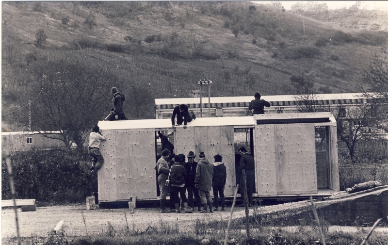 1980 campo di lavoro terremoto a Calitri  - Irpinia - Calitri-montaggio dei prefabbricati.jpg