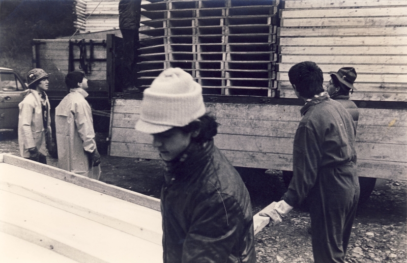 1980 campo di lavoro terremoto a Calitri  - Irpinia - Calitri-scarico dei prefabbricati.jpg