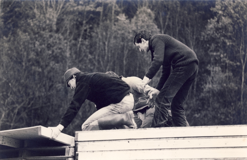 1980 campo di lavoro terremoto a Calitri  - Irpinia - Calitri-scarico dei prefabbricati_1.jpg