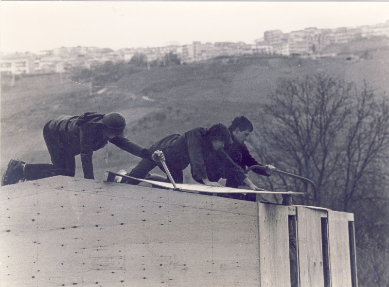 1980 campo di lavoro terremoto a Calitri  - Irpinia - Calitri-scarico dei prefabbricati_2.jpg-1545166215_1.jpg