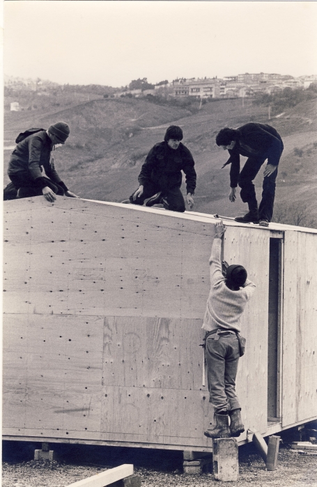 1980 campo di lavoro terremoto a Calitri  - Irpinia - Calitri-scarico dei prefabbricati_3.jpg