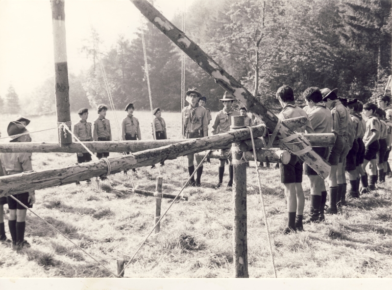 1980 Rip Roncade - campo dell'Arcobaleno - Tramonti di sopra - quadrato alzabandiera mattutino.jpg