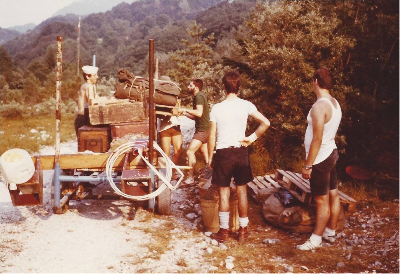 1980 Rip sPioX - campo dell'Arcobaleno - Tramonti di sopra - aiutocapi al lavoro.jpg