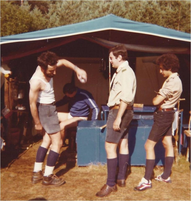 1980 Rip sPioX - campo dell'Arcobaleno - Tramonti di sopra - discussioni in QG.jpg