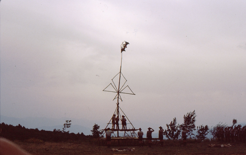 1982 Clan nuova strada - campo naz rover dei monti Ernici - 01 partenza dall'abbazia  di Casamari.jpg