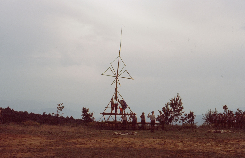 1982 Clan nuova strada - campo naz rover dei monti Ernici - 02 partenza dall'abbazia  di Casamari.jpg