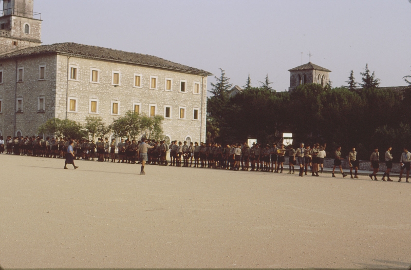 1982 Clan nuova strada - campo naz rover dei monti Ernici - 03 partenza dall'abbazia di Casamari.jpg