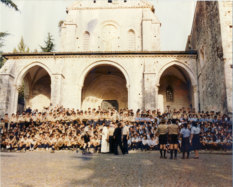 1982 Clan nuova strada - campo naz rover dei monti Ernici - 05 foto di gruppo all'abbazia di Casamari.jpg