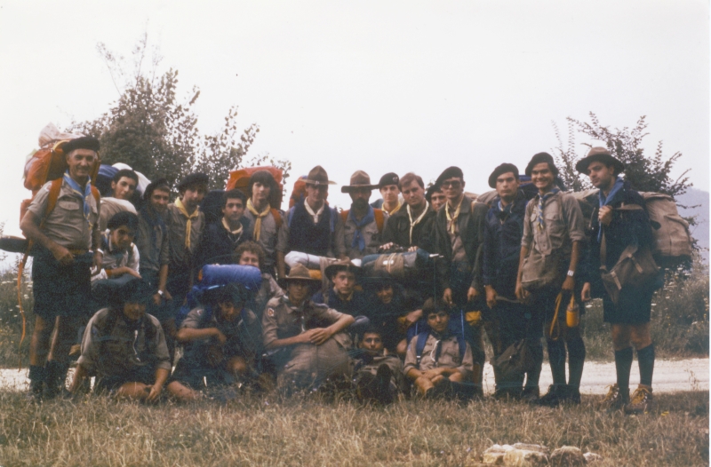 1982 Clan nuova strada - campo naz rover dei monti Ernici - 06 il clan di formazione con i siciliani di Barcellona Pozzo di Gotto .jpg