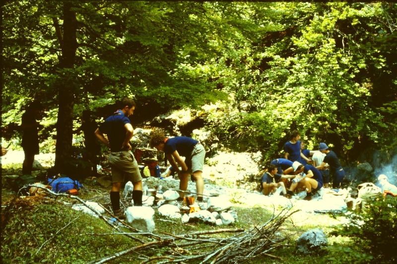 1982 Clan nuova strada - campo naz rover dei monti Ernici - 10 sosta per pranzo.jpg