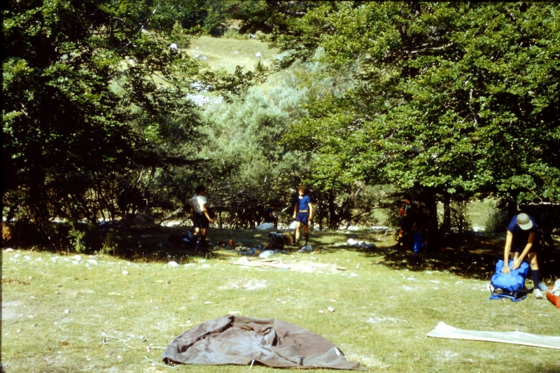 1982 Clan nuova strada - campo naz rover dei monti Ernici - 11 preparativi per partenza dopo pranzo.jpg