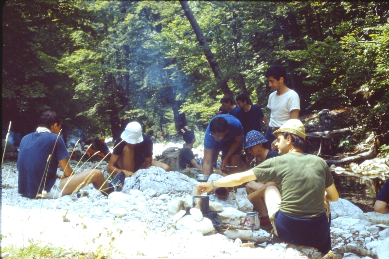 1982 Clan nuova strada - campo naz rover dei monti Ernici - 12 pranzo in Val Fondillo.jpg