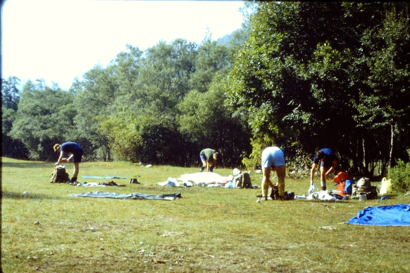 1982 Clan nuova strada - campo naz rover dei monti Ernici - 18 partenza mattutina dalla val Fondillo per il Passo dell'Orso.jpg