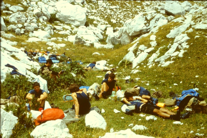 1982 Clan nuova strada - campo naz rover dei monti Ernici - 27 sosta verso la Camosciara.jpg