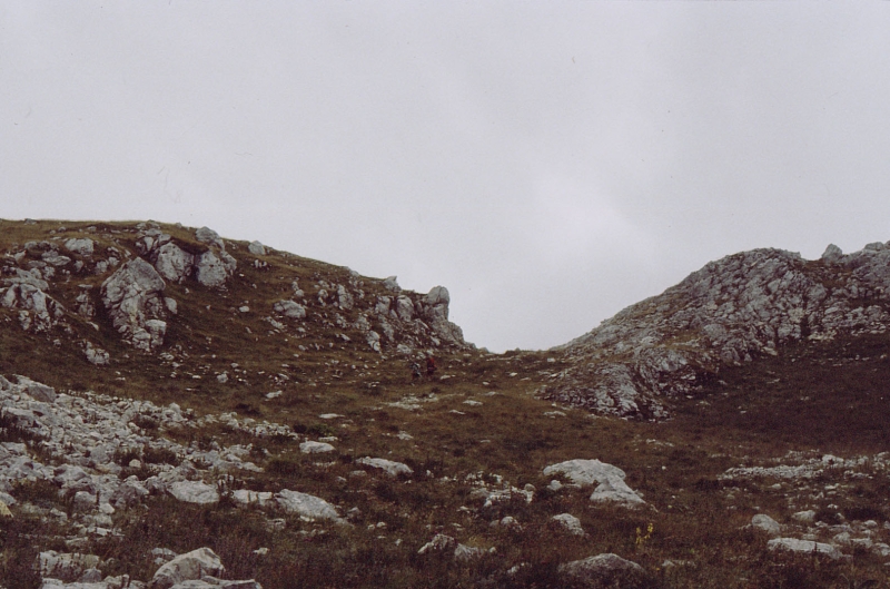 1982 Clan nuova strada - campo naz rover dei monti Ernici - 31 attraversamento della Camosciara.jpg