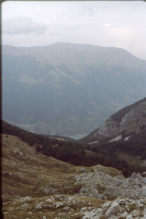 1982 Clan nuova strada - campo naz rover dei monti Ernici - 35 lago di Villetta Barrea dall'alto della Camosciara.jpg