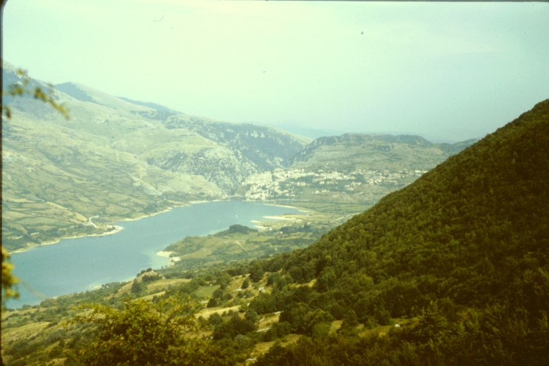 1982 Clan nuova strada - campo naz rover dei monti Ernici - 36 lago di Villetta Barrea dall'alto.jpg
