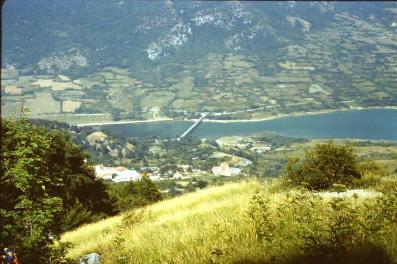 1982 Clan nuova strada - campo naz rover dei monti Ernici - 37 lago di Villetta Barrea dall'alto.jpg