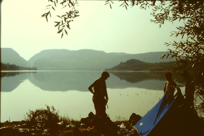 1982 Clan nuova strada - campo naz rover dei monti Ernici - 38 sul lago di Villetta Barrea.jpg