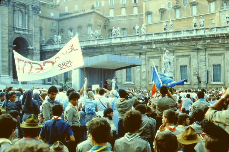 1982 Clan nuova strada - campo naz rover dei monti Ernici - 40 incontro col Papa in piazza San Pietro.jpg