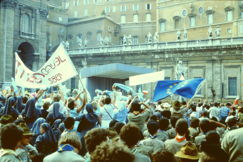 1982 Clan nuova strada - campo naz rover dei monti Ernici - 41 incontro col Papa in piazza San Pietro.jpg