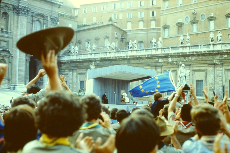 1982 Clan nuova strada - campo naz rover dei monti Ernici - 42 incontro col Papa in piazza San Pietro.jpg