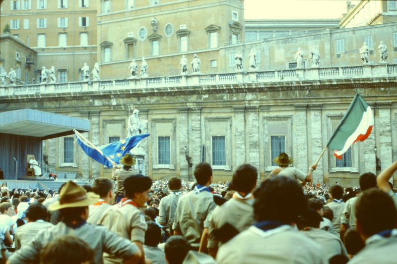 1982 Clan nuova strada - campo naz rover dei monti Ernici - 43 incontro col Papa in piazza San Pietro.jpg