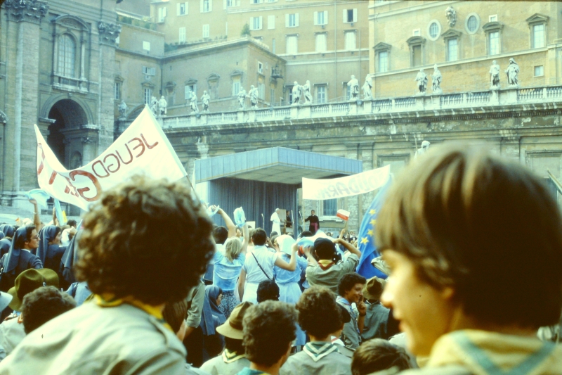 1982 Clan nuova strada - campo naz rover dei monti Ernici - 44 incontro col Papa in piazza San Pietro.jpg