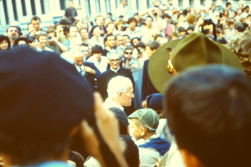 1982 Clan nuova strada - campo naz rover dei monti Ernici - 45 incontro col Papa in piazza San Pietro.jpg