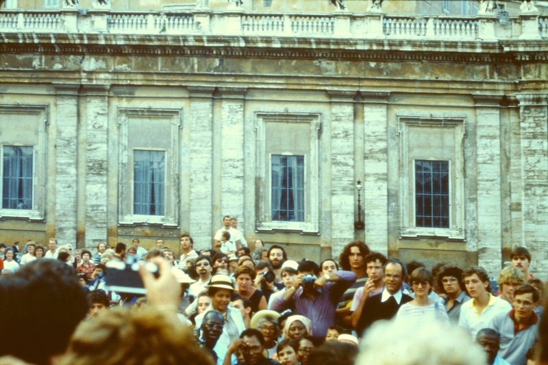 1982 Clan nuova strada - campo naz rover dei monti Ernici - 46 incontro col Papa in piazza San Pietro.jpg