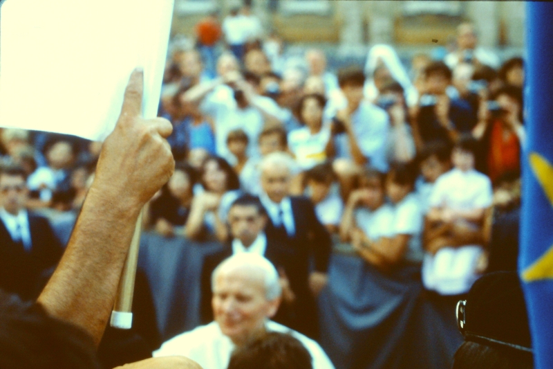 1982 Clan nuova strada - campo naz rover dei monti Ernici - 47 incontro col Papa in piazza San Pietro.jpg