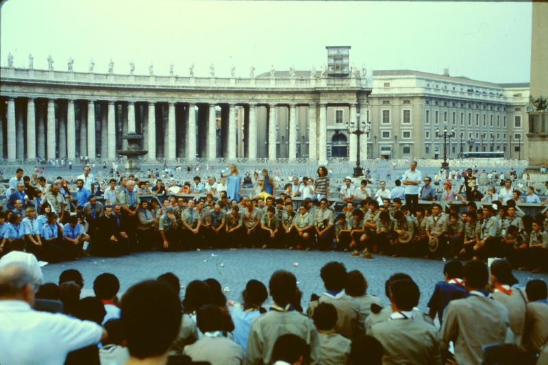 1982 Clan nuova strada - campo naz rover dei monti Ernici - 48 incontro col Papa in piazza San Pietro.jpg