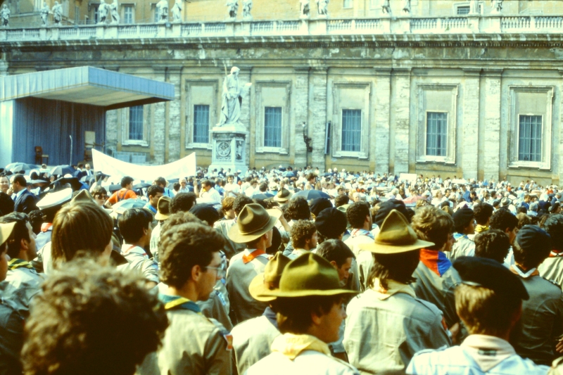 1982 Clan nuova strada - campo naz rover dei monti Ernici - 49 incontro col Papa in piazza San Pietro.jpg