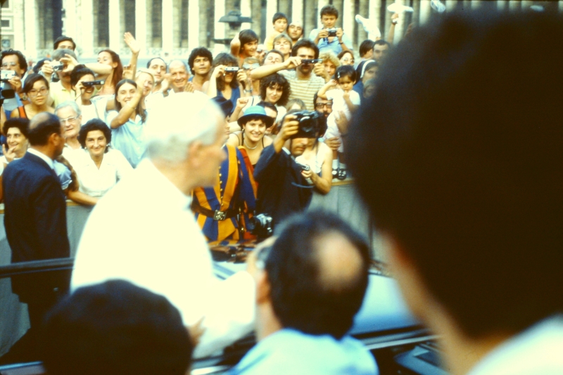 1982 Clan nuova strada - campo naz rover dei monti Ernici - 50 incontro col Papa in piazza San Pietro.jpg