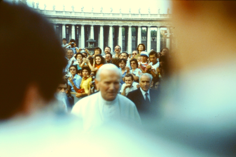 1982 Clan nuova strada - campo naz rover dei monti Ernici - 51 incontro col Papa in piazza San Pietro.jpg
