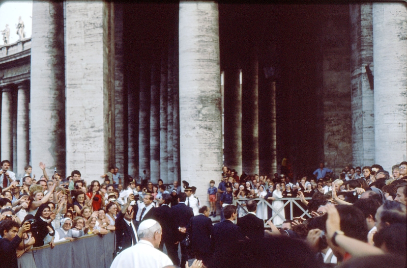1982 Clan nuova strada - campo naz rover dei monti Ernici - 52 incontro col Papa in piazza San Pietro.jpg