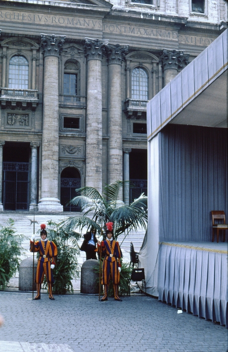 1982 Clan nuova strada - campo naz rover dei monti Ernici - 53 incontro col Papa in piazza San Pietro.jpg
