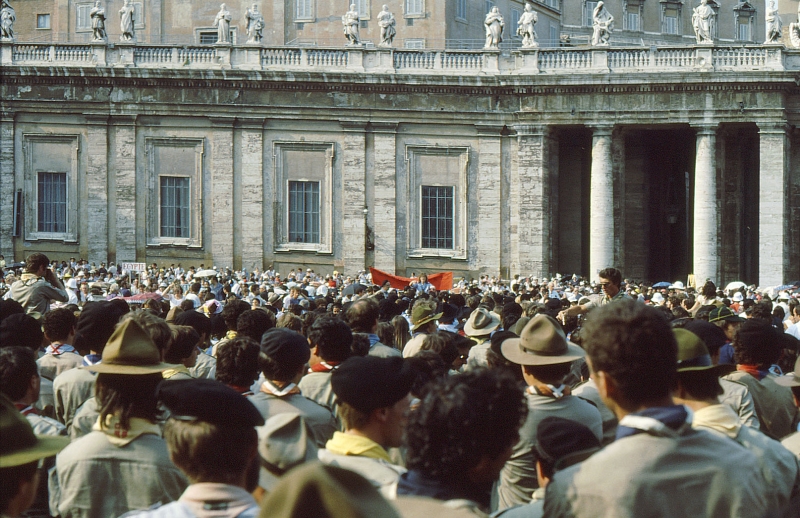 1982 Clan nuova strada - campo naz rover dei monti Ernici - 54 incontro col Papa in piazza San Pietro.jpg