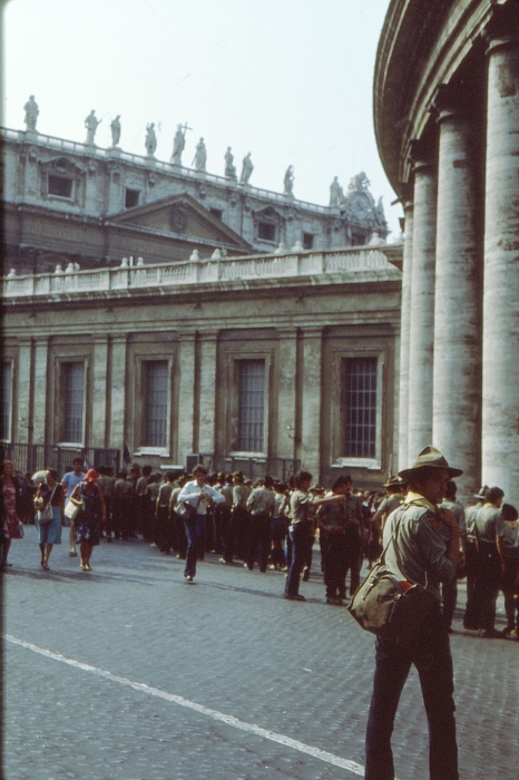 1982 Clan nuova strada - campo naz rover dei monti Ernici - 55 incontro col Papa in piazza San Pietro.jpg