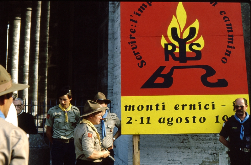 1982 Clan nuova strada - campo naz rover dei monti Ernici - 56 incontro col Papa in piazza San Pietro.jpg