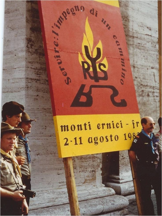 1982 Clan nuova strada - campo naz rover dei monti Ernici - 57 incontro col Papa in piazza San Pietro.jpg