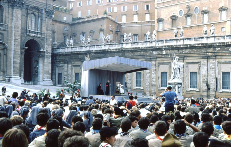 1982 Clan nuova strada - campo naz rover dei monti Ernici - 58 incontro col Papa in piazza San Pietro.jpg