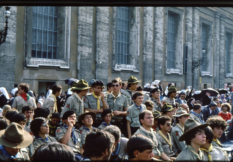 1982 Clan nuova strada - campo naz rover dei monti Ernici - 59 incontro col Papa in piazza San Pietro.jpg