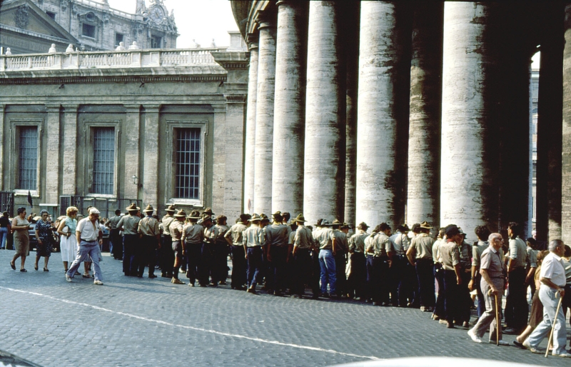 1982 Clan nuova strada - campo naz rover dei monti Ernici - 60 incontro col Papa in piazza San Pietro.jpg
