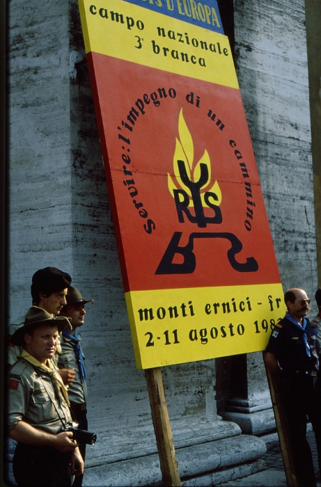 1982 Clan nuova strada - campo naz rover dei monti Ernici - 61 incontro col Papa in piazza San Pietro.jpg